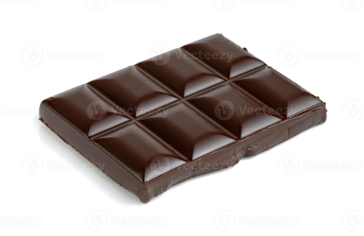 donkere chocoladereep geïsoleerd op witte achtergrond foto