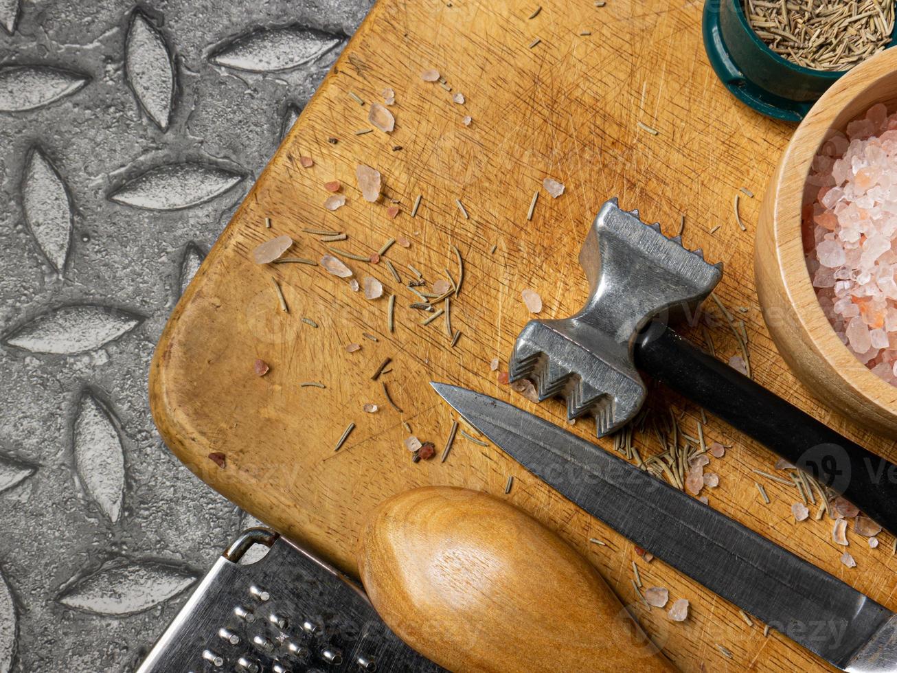 houten snijplank en keukenapparatuur bovenaanzicht voor voedselconcept foto