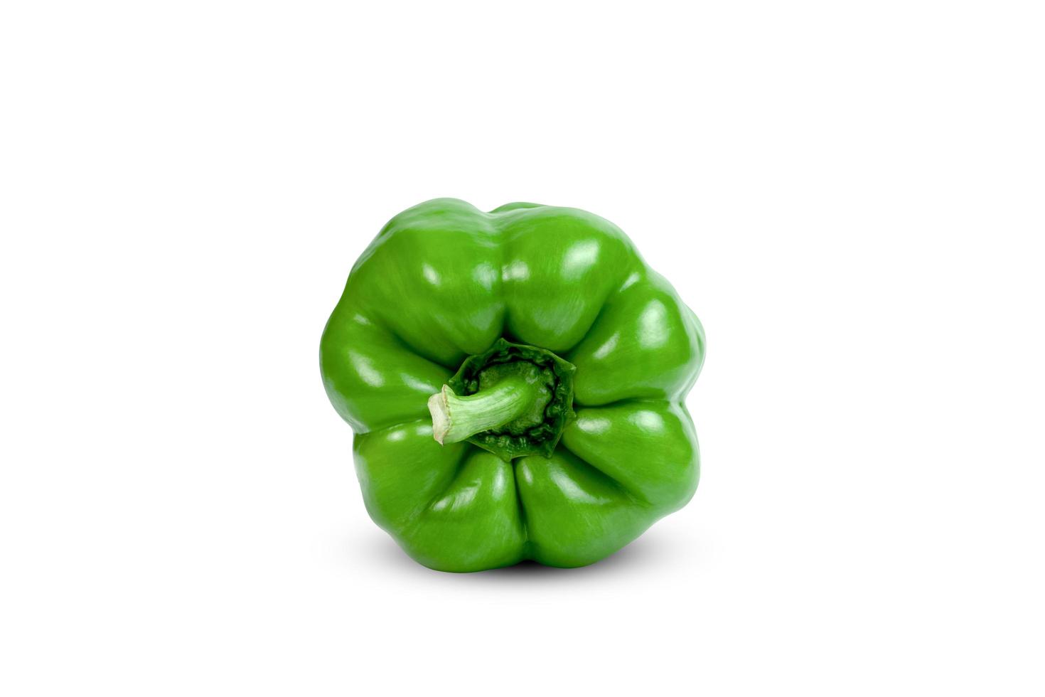 Groene zoete paprika gesneden geïsoleerd op een witte achtergrond, inclusief uitknippad foto