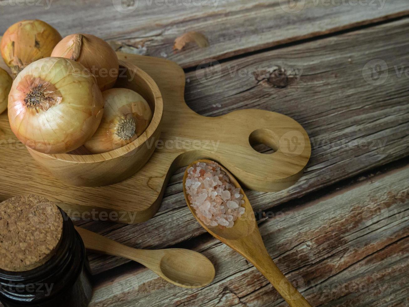 de uien op houten tafel voor eten of koken concept. foto