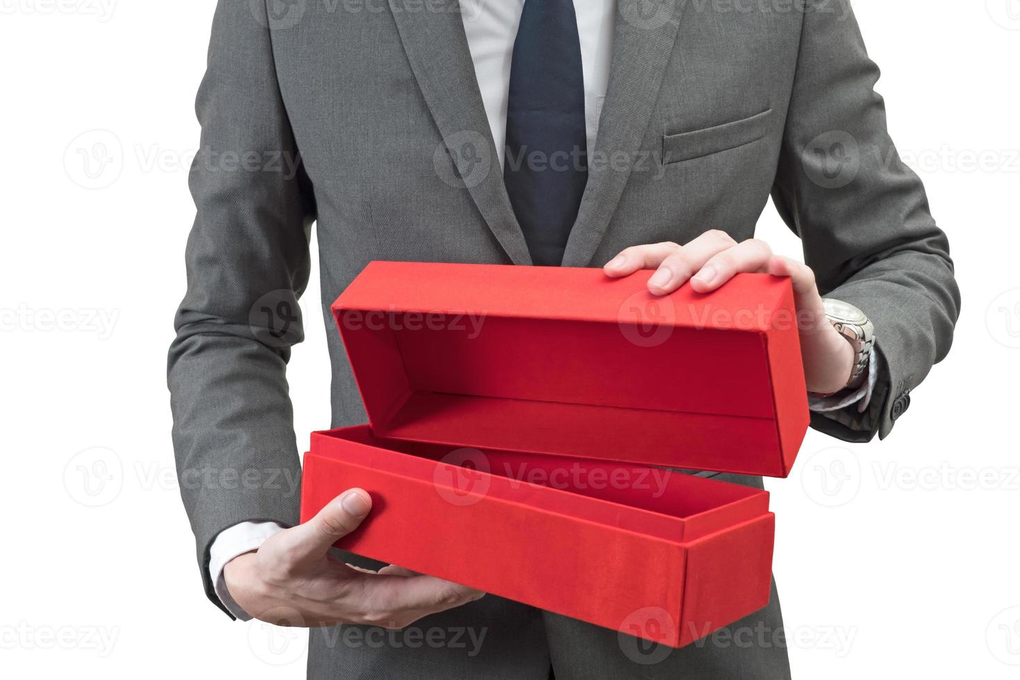 zakenman met een rode geschenkdoos geïsoleerd op een witte achtergrond. foto