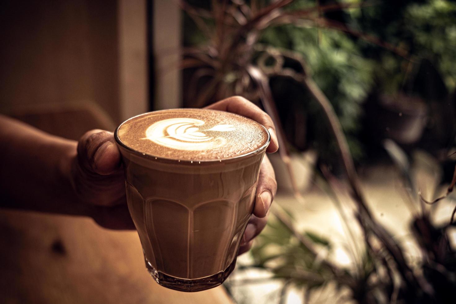 een kopje koffie latte bovenaanzicht met bladvormig schuim foto