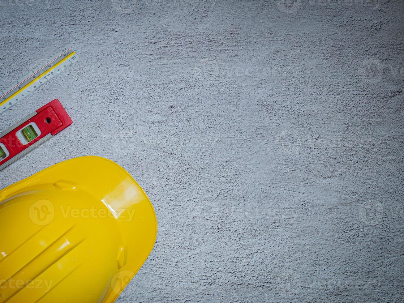 veiligheidshelmen gele dop mijnveiligheidstoestellen op cementvloer foto