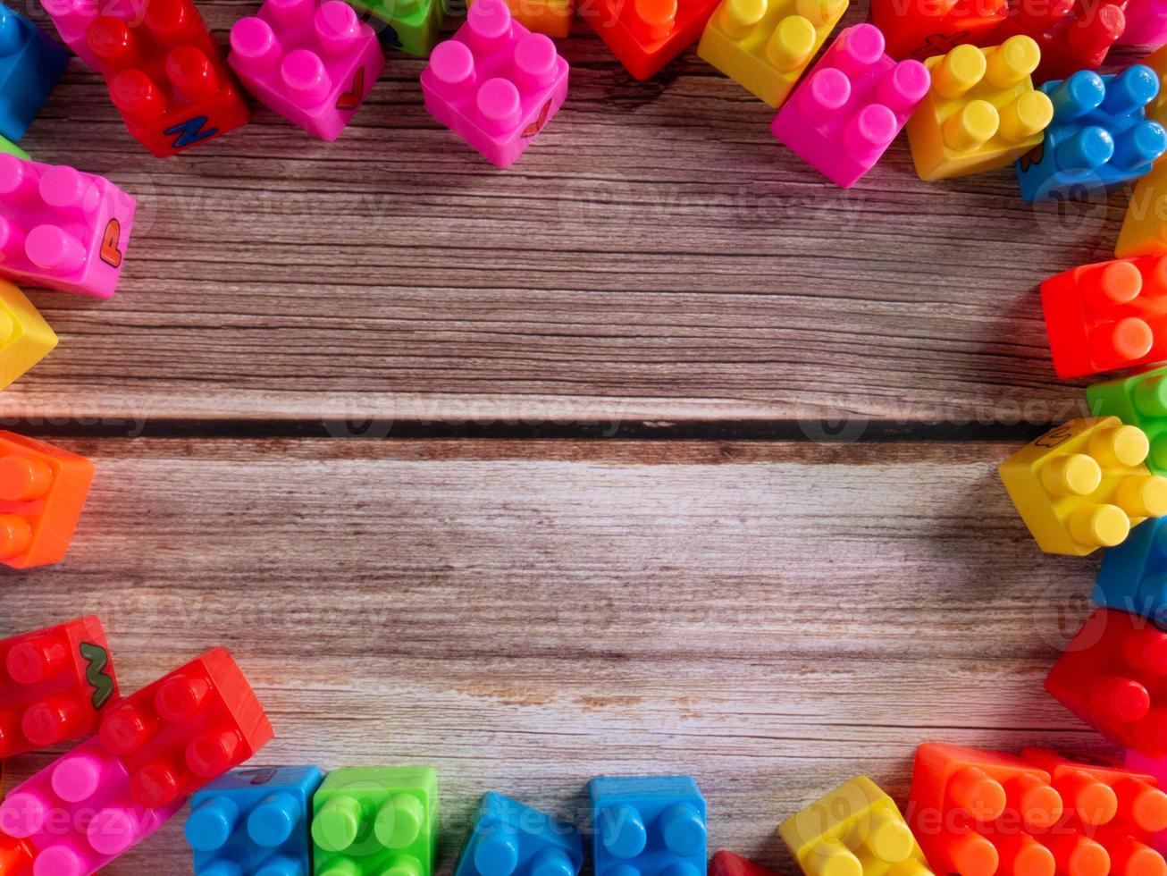 de plastic speelgoedsteen op houten tafel foto