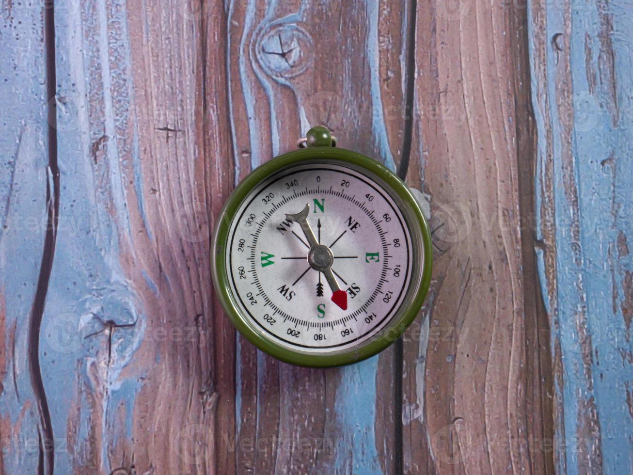 kompas op houten tafel voor toeristisch of reisconcept foto