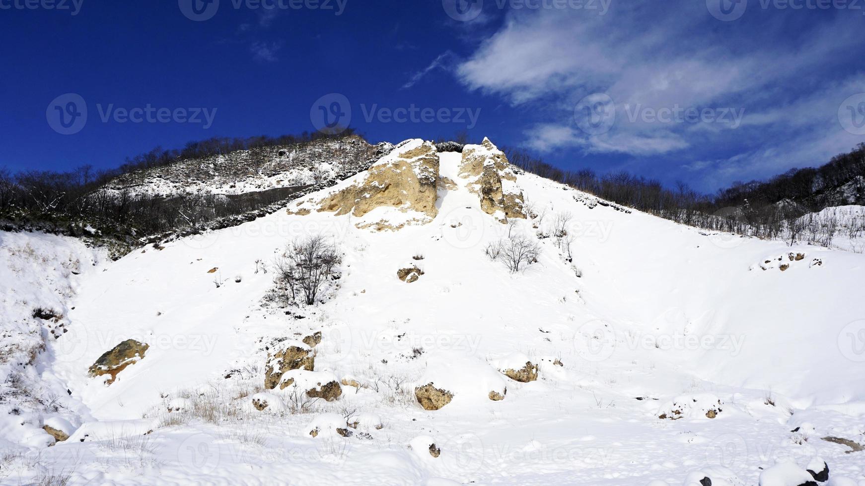 noboribetsu onsen sneeuw berg blauwe lucht hel vallei winter foto