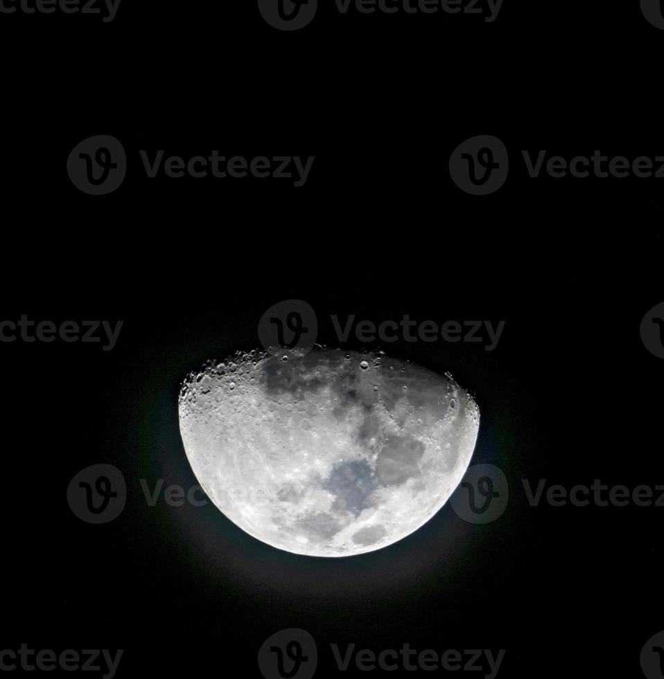 de maan na het eerste kwartier gedurende 2 dagen en genomen terwijl de maan onderging het konijn halsoverkop foto
