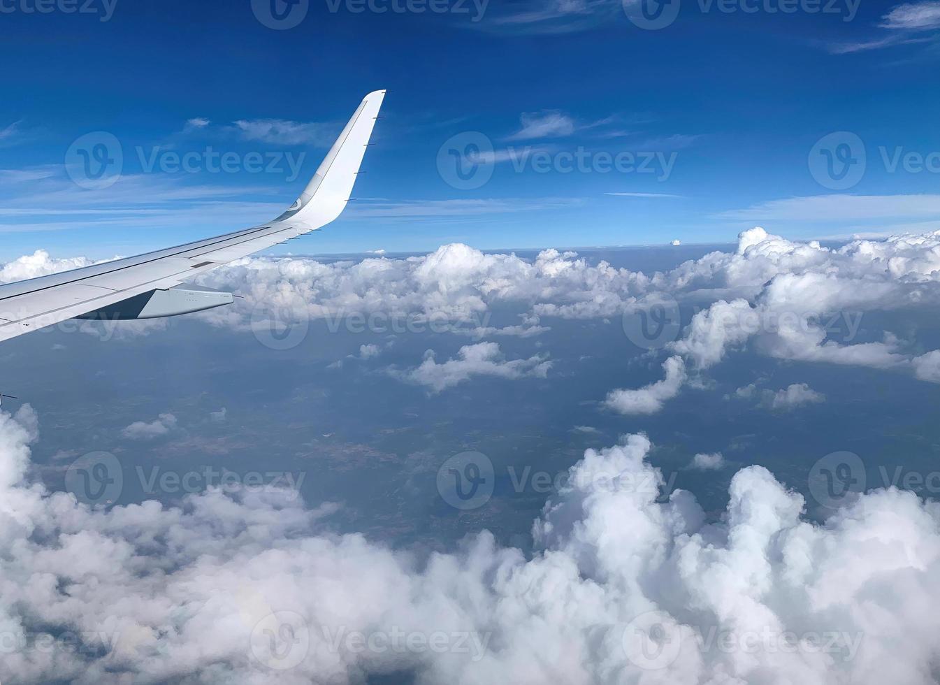 vliegtuig raam uitzicht op wolken 8 foto