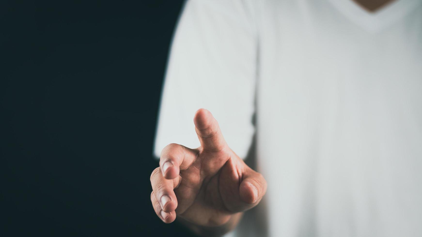 man's hand concept de man spreidt zijn handen ter hoogte van zijn borst. geschikt voor het maken van producten, producten of symbolen om samen te stellen met afbeeldingen. foto