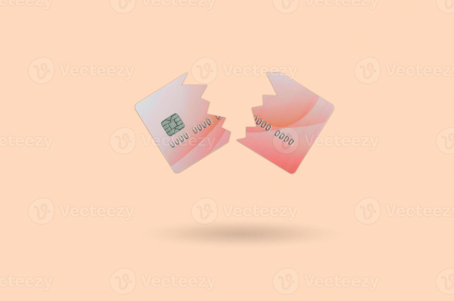 Knip gebroken rode creditcard geïsoleerd op oranje foto