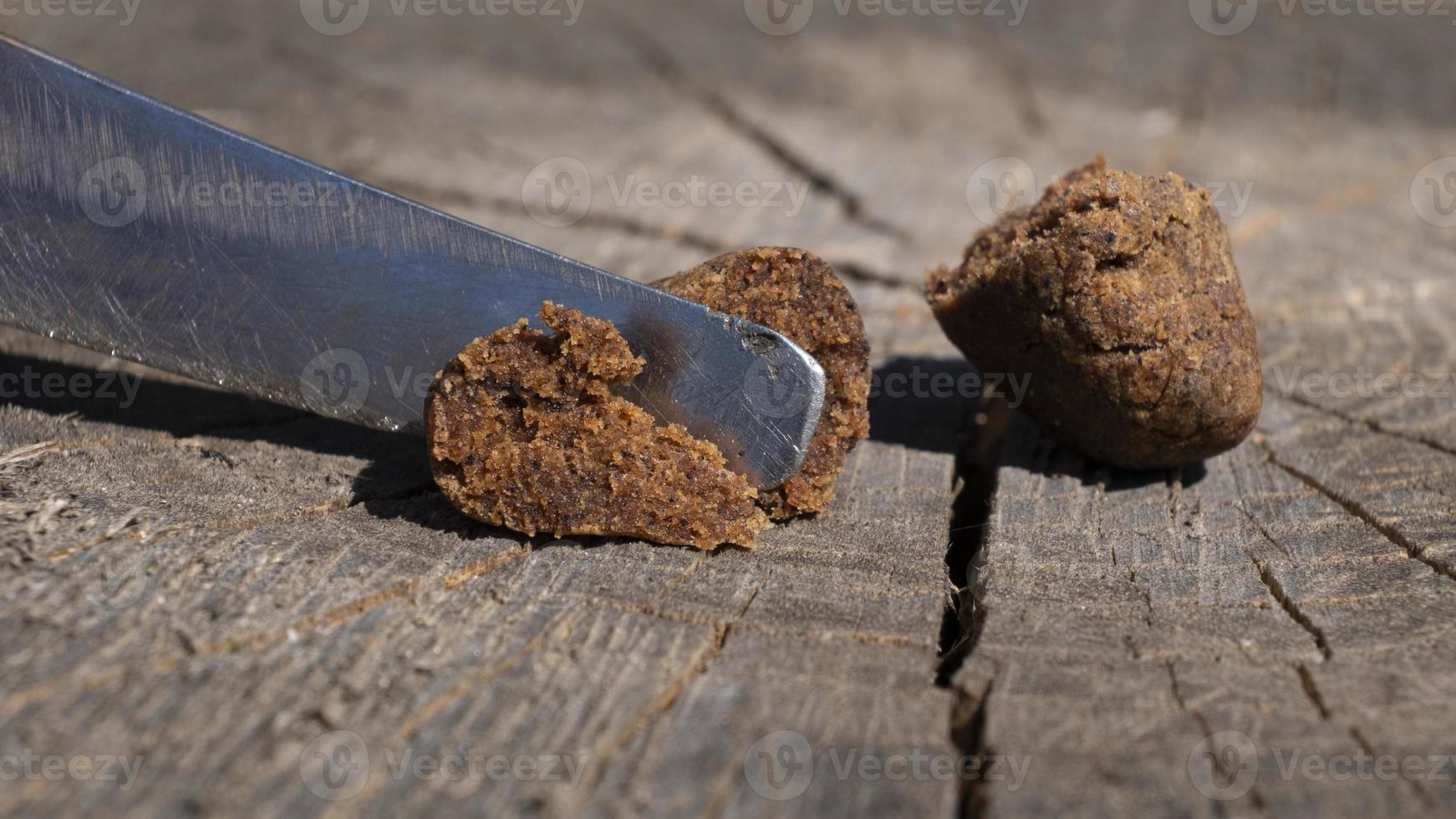 gesneden stukje hasj, amberkleurige cannabis trichomen om te roken foto