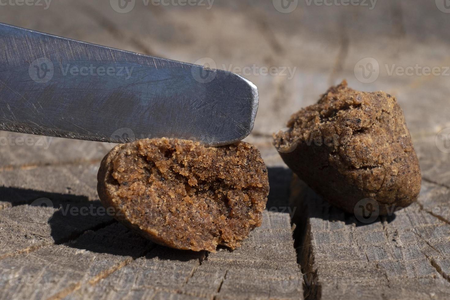 verkoop van cannabisdrugs, een stukje Marokkaanse hasj foto