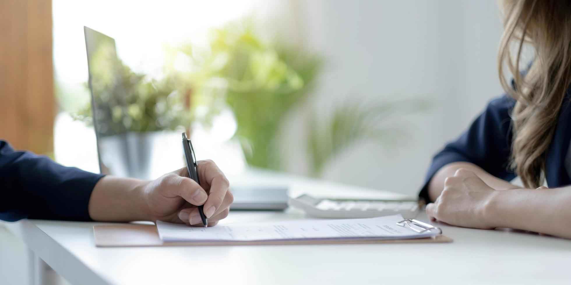 close-up van mannenhand die handtekening zet, een eigen klein bedrijf runt, een contract heeft om het te beschermen, basisprincipes van het schrijven van een contract, één zin in een contract kan een bedrijf kosten. foto