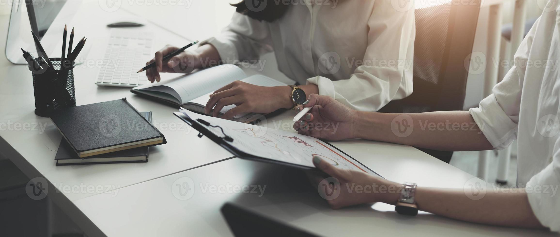 close-up zakenvrouw en partner bespreken over doel of planning van bedrijf, belasting, boekhouding, statistiek en analytisch onderzoek, groepsondersteuning en vergaderconcept foto