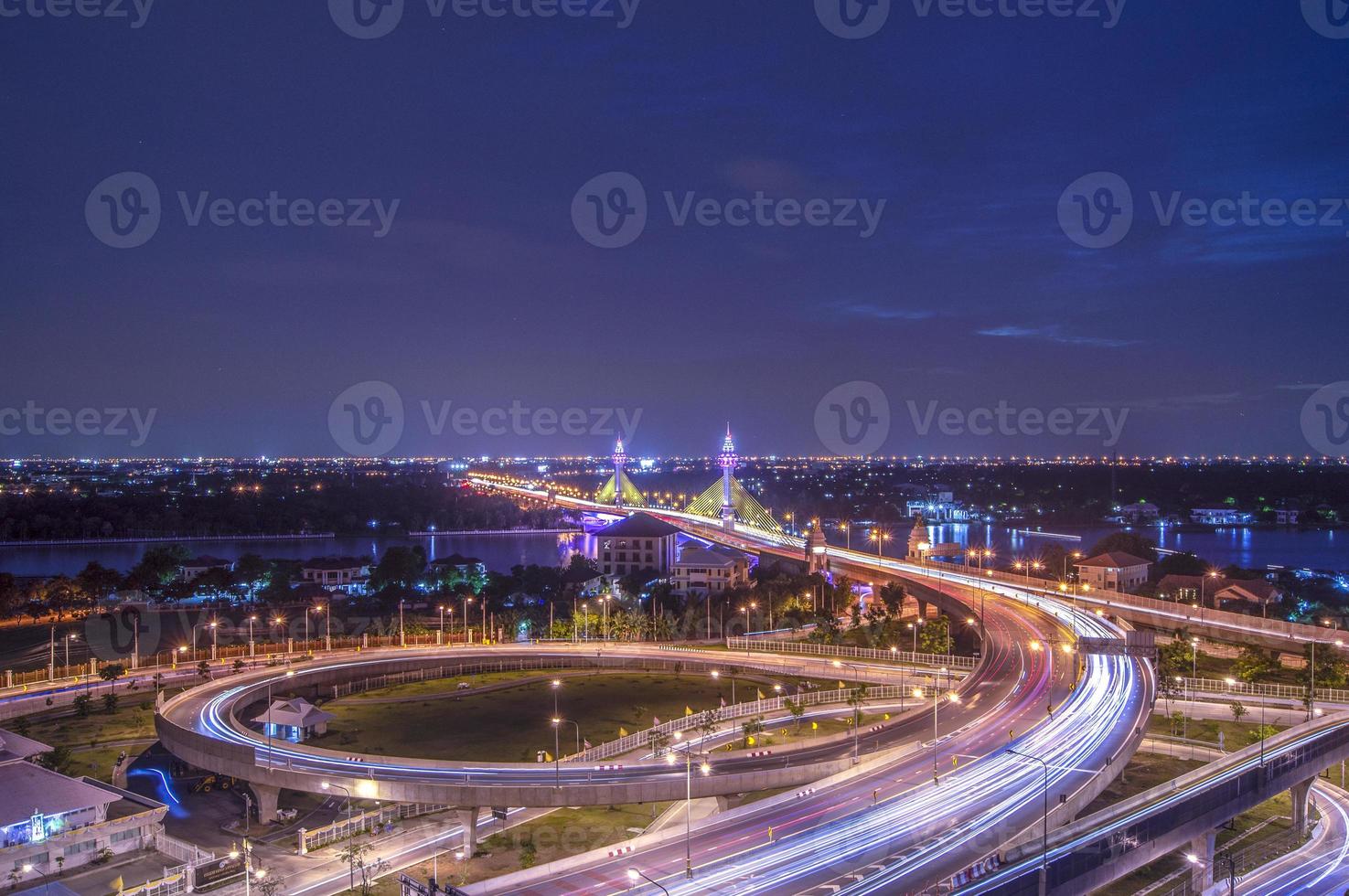 de opening van het licht om de brug over de chao phraya-rivier in thailand te versieren, led verlichte brug, verkeer op de brug over de rivier foto