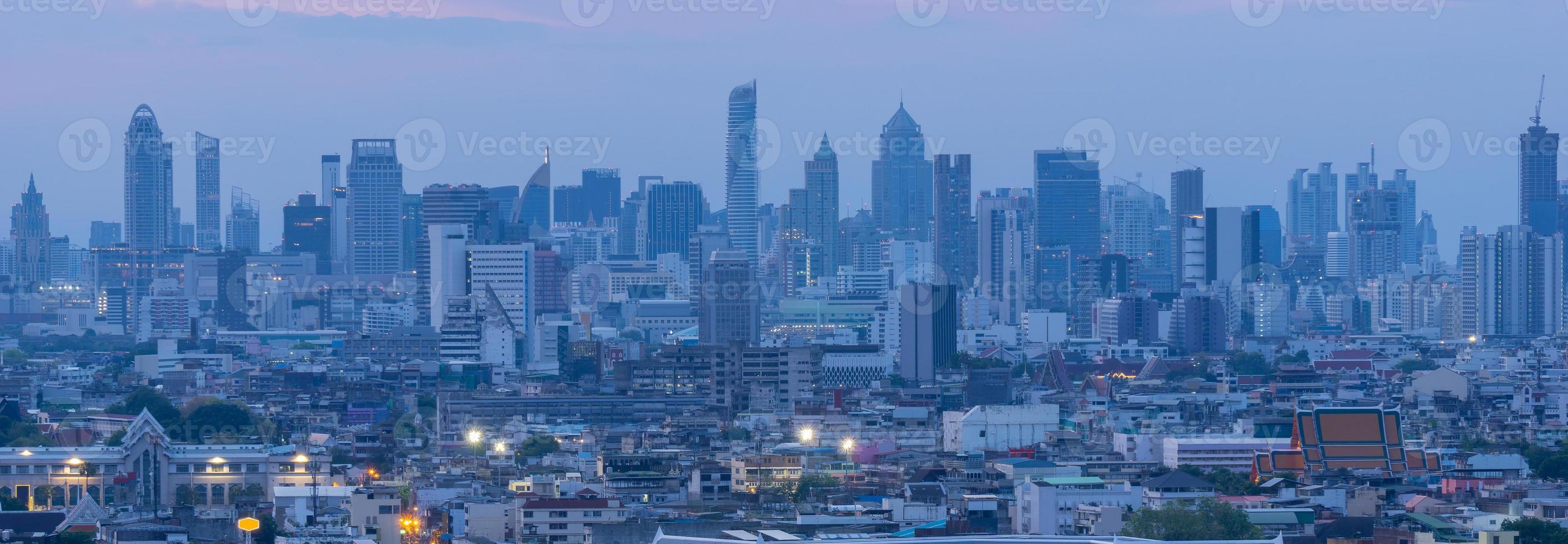 hoogbouw kantoorgebouw het centrum van bangkok. bij zonsopgang is het licht uit de lucht blauw. foto