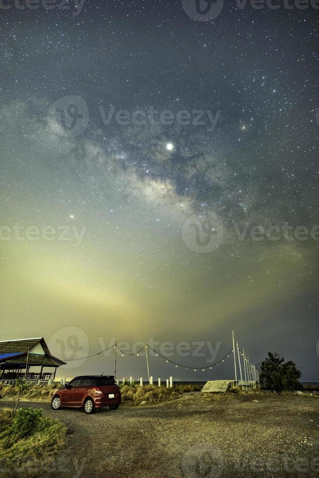 de melkweg boven de gemeenschap buiten de stad foto