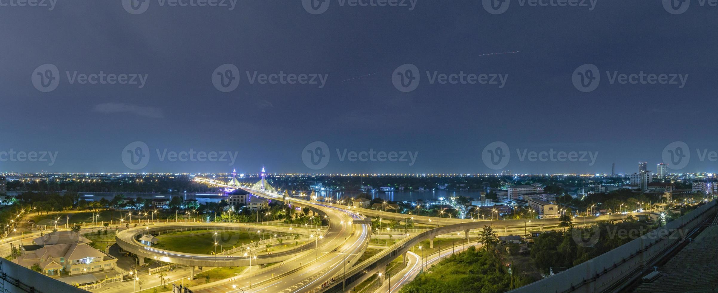 panoramaverkeer op de brug, brug over de chao phraya-rivier 's nachts foto