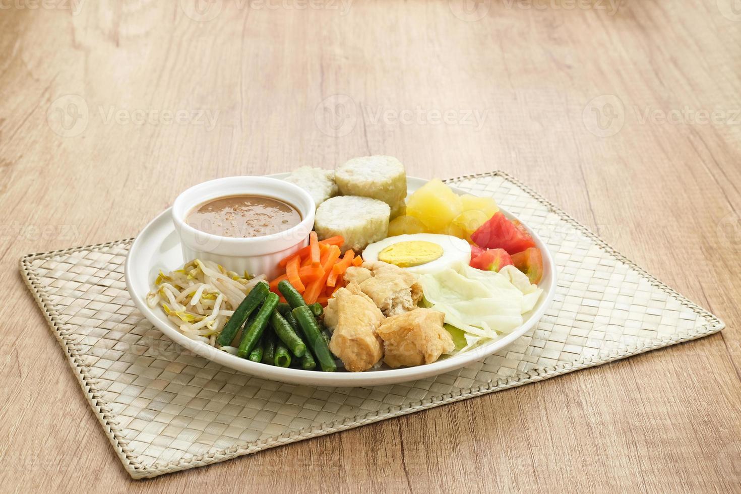 gado gado, Indonesische traditionele groentesalade met pindasaus, rijstwafel, tofu en ei foto