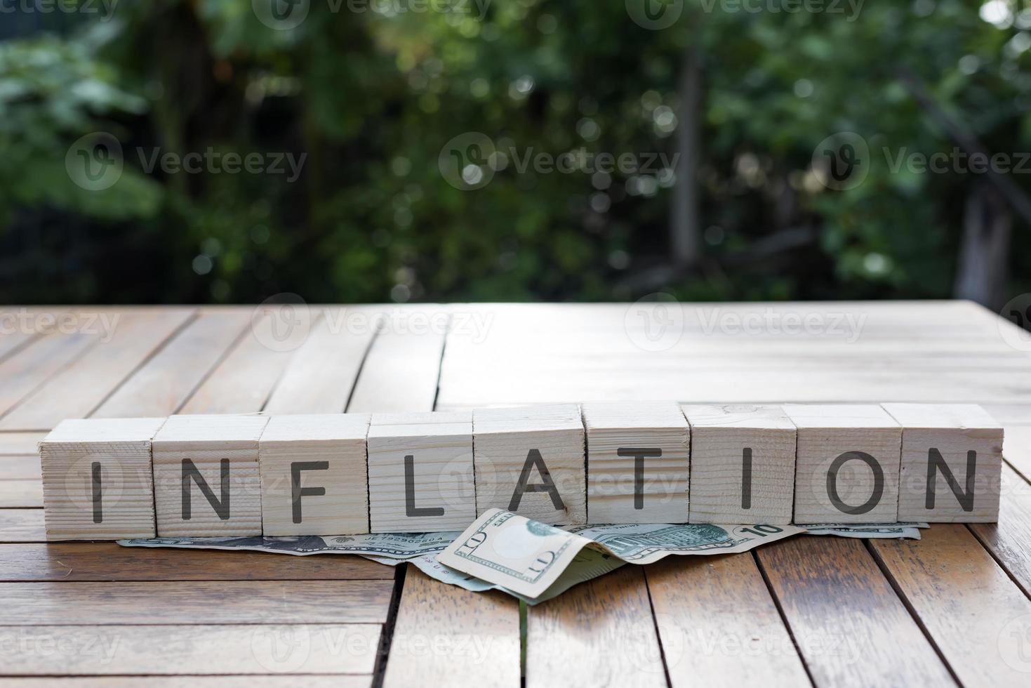 inflatie woord kubus. idee voor de Fed om te overwegen de rente te verhogen. wereldeconomie en inflatie beheersen de inflatie van de Amerikaanse dollar. foto