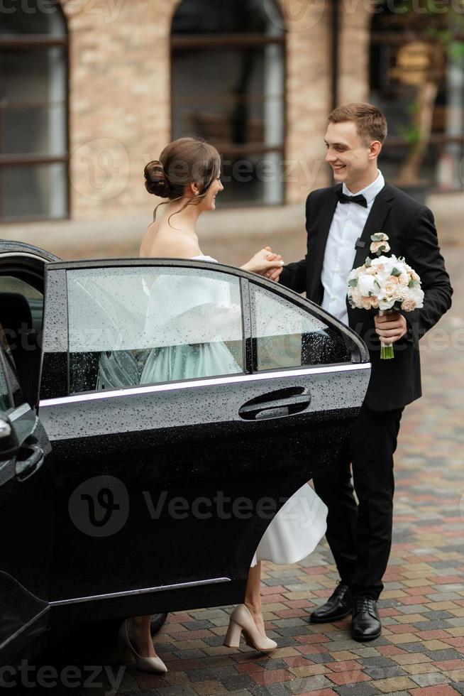 jong koppel bruid en bruidegom in een witte korte jurk foto