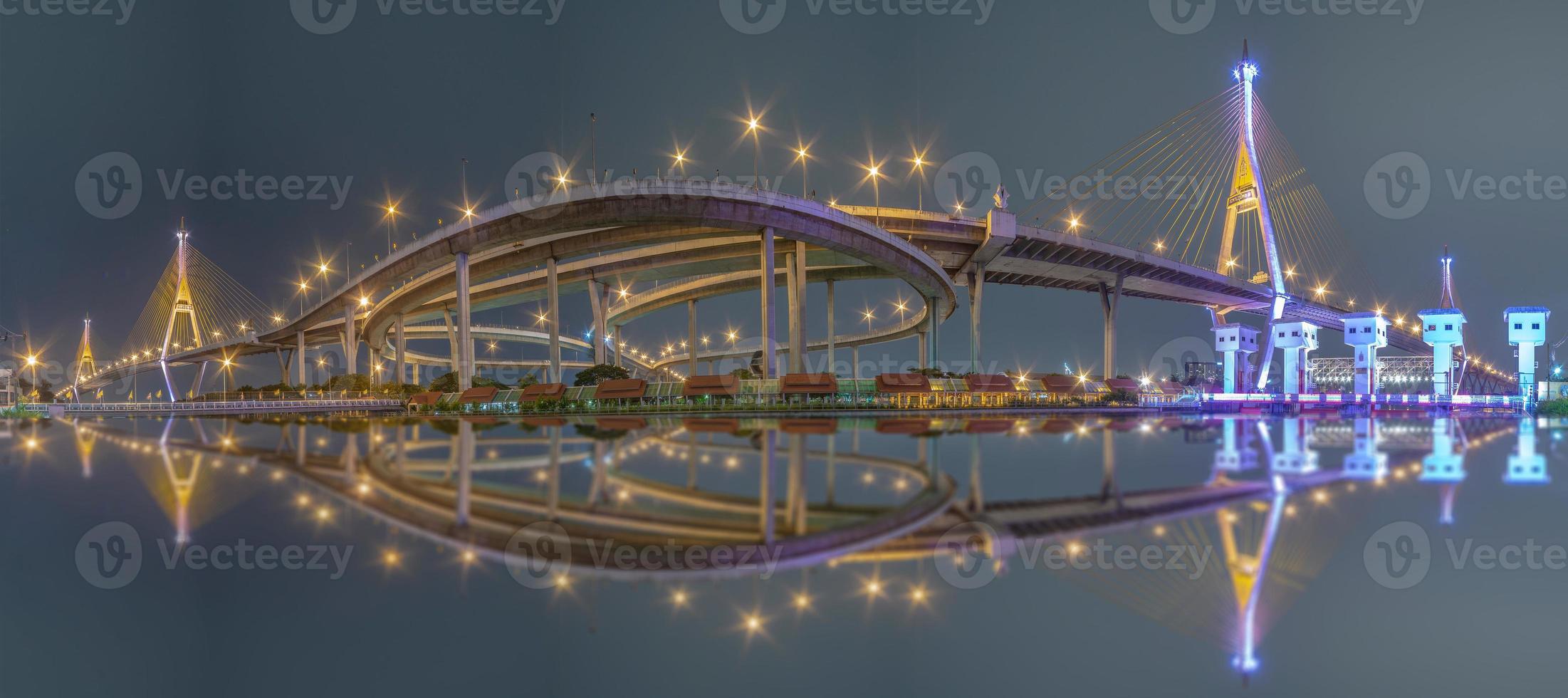 pnorama bhumibol-brug, chao phraya-rivierbrug. doe 's nachts de lichten in vele kleuren aan. foto