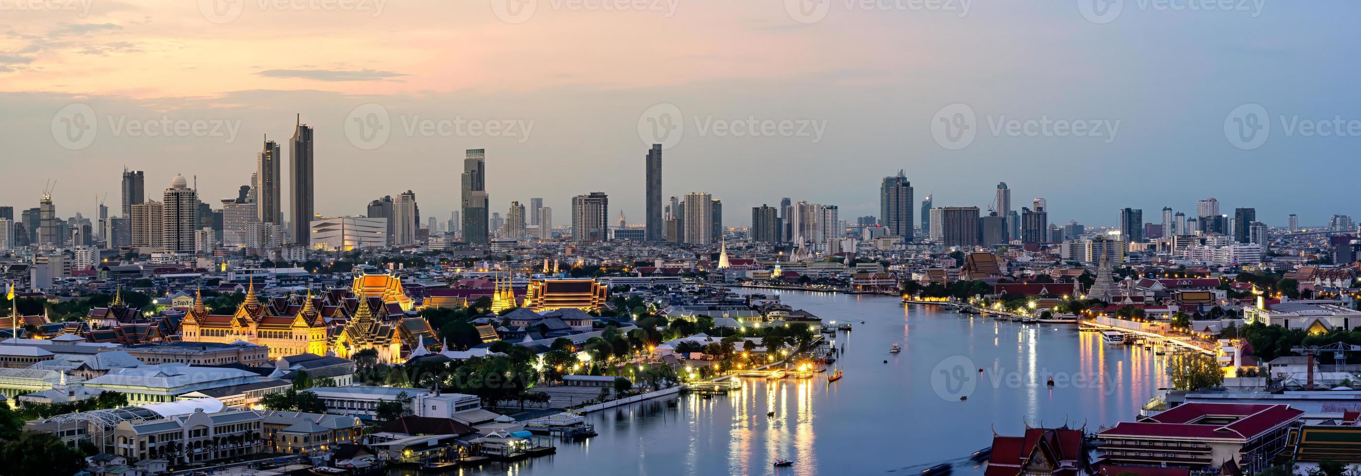 hoogbouw kantoorgebouw het centrum van bangkok. bij zonsopgang is het licht uit de lucht blauw en oranje. foto