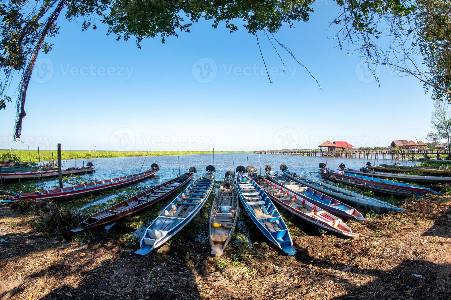gondel, huurboot, gemotoriseerd bootpark langs de oevers van de rivier om op toeristen te wachten. foto
