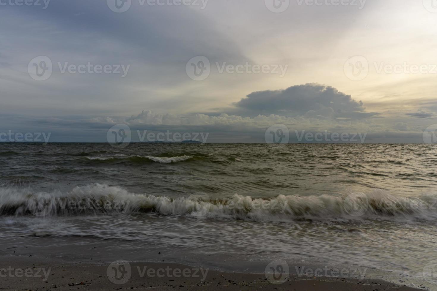 de avondlucht heeft wolken vol lucht, het licht van de zon reflecteert zeewater, zeeoppervlak foto