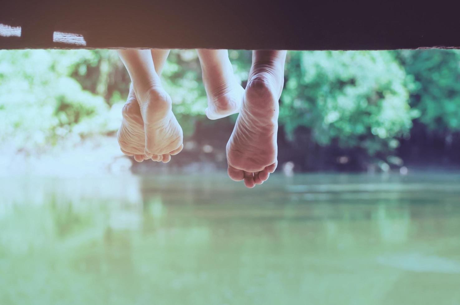 mensen zitten ontspannen op de pier over rivier achtergrond tonen vrijheid levensstijl - langzame leven ontspannen in groene natuur concept foto