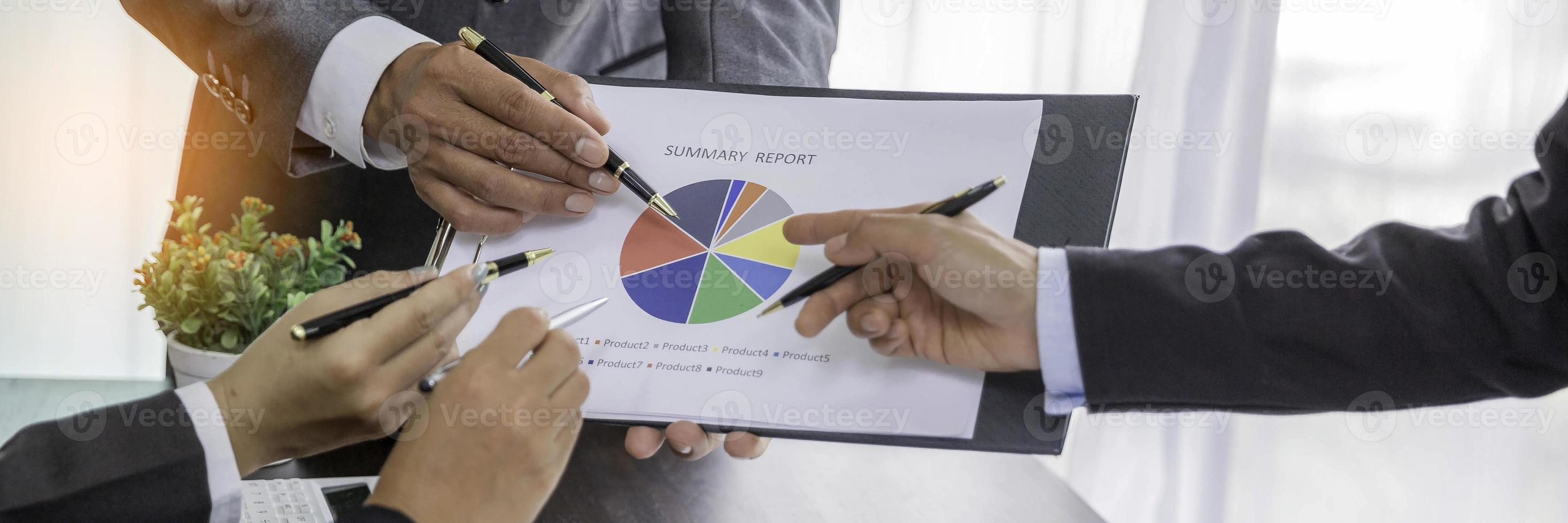 banner van groep professionele zakenmensen die samenwerken analyseren in kantoor, samenwerken om het financiële bedrijfsstatistiekenrapport te bespreken, brainstorm ideeën grafiek datum documenten op tafel. foto