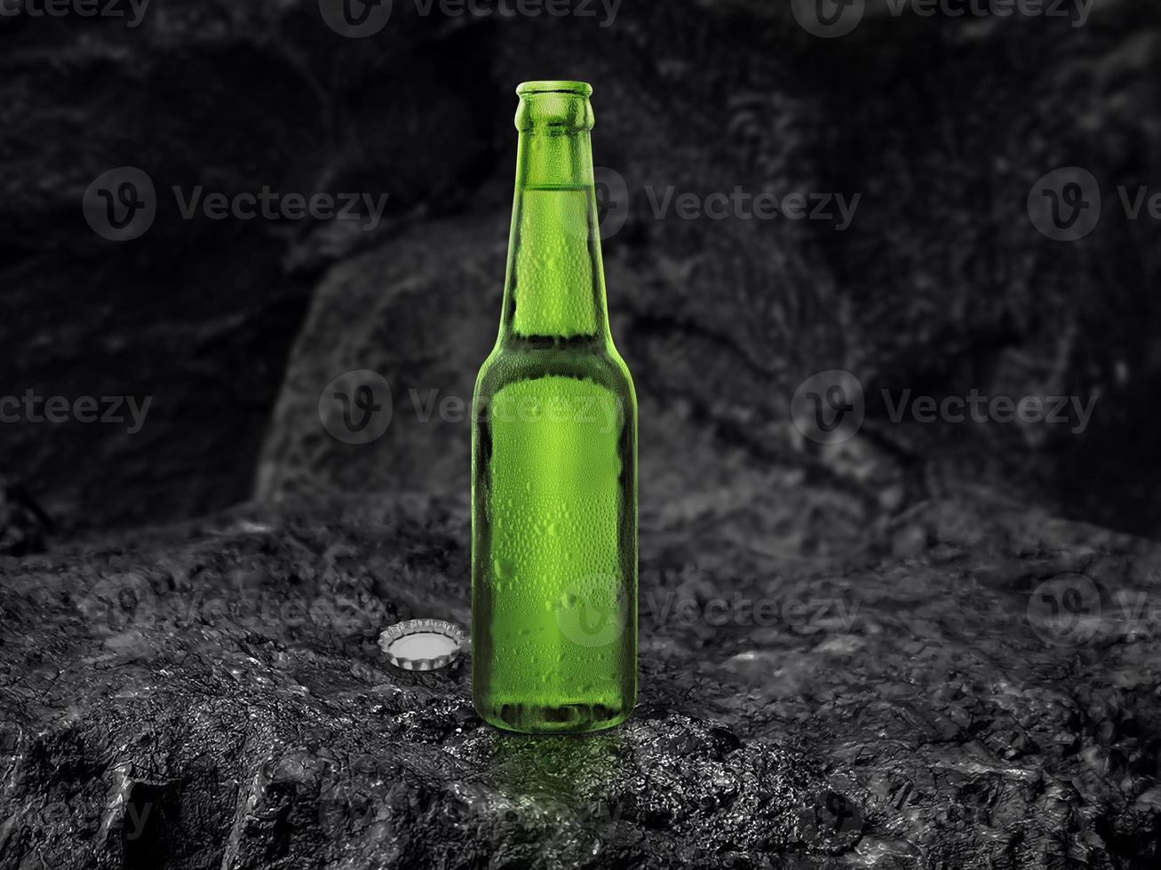 groene bierfles met druppelaar op zwarte steenkoolachtergrond foto