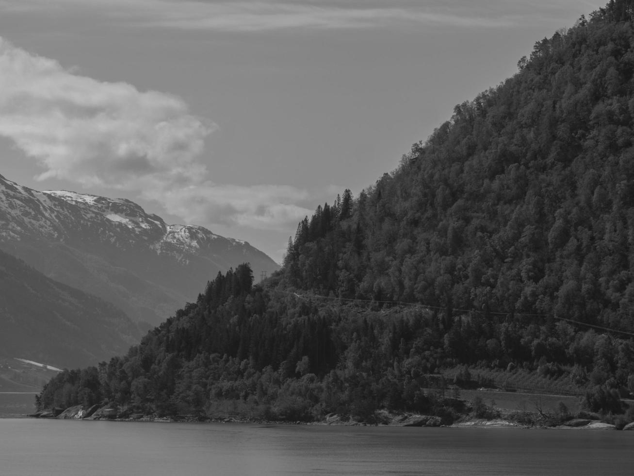 schilderachtig noorwegen in de lente foto