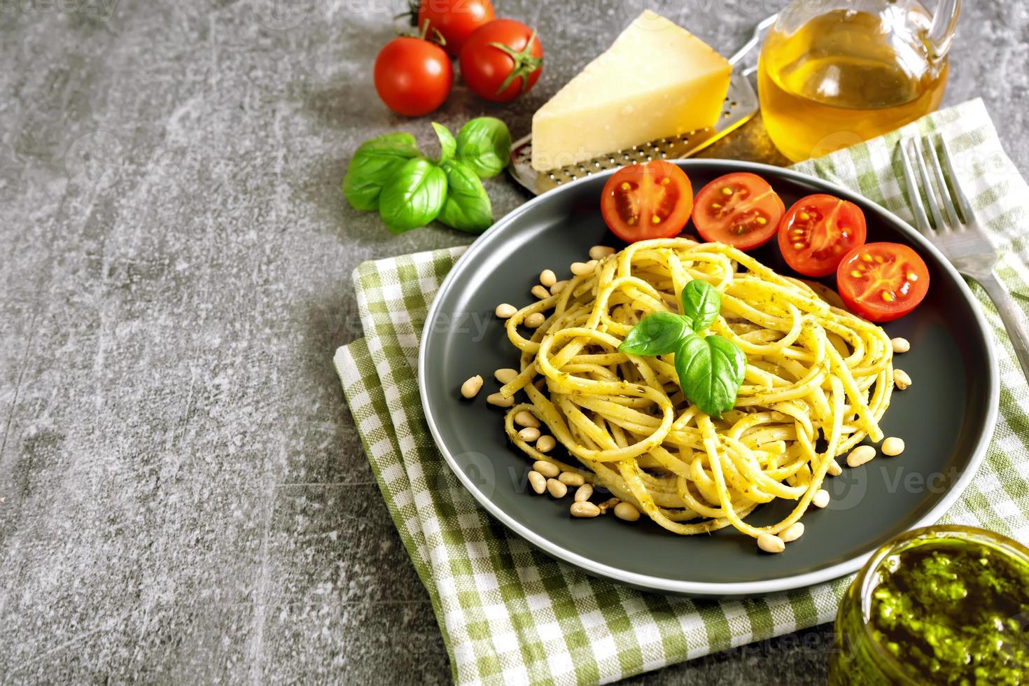 pasta met verse huisgemaakte pestosaus en voedselingrediënten foto