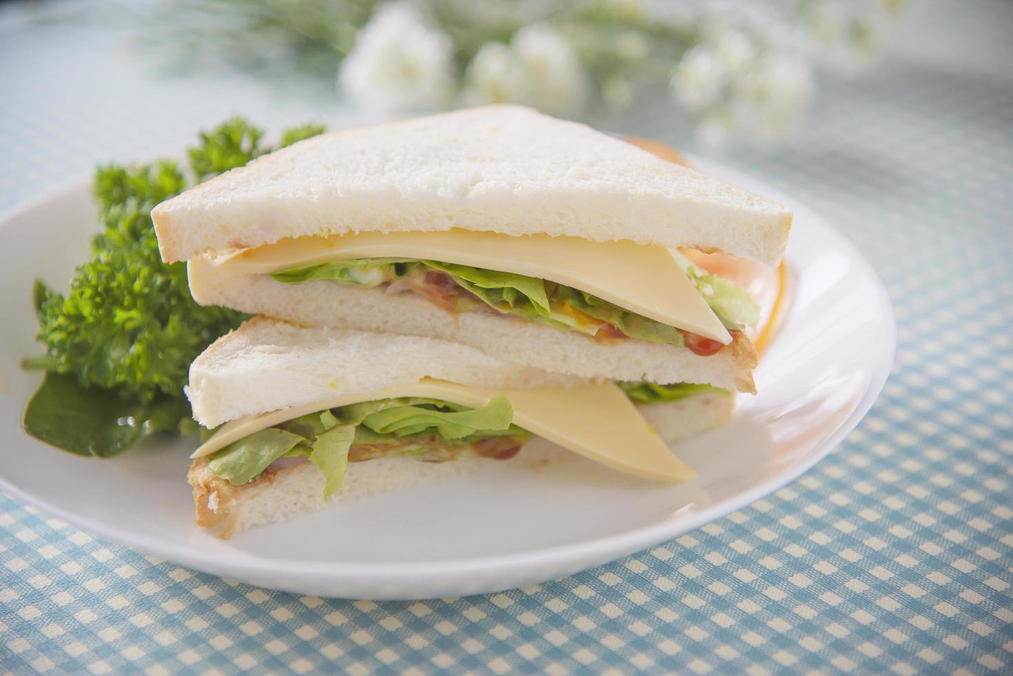 zelfgemaakte sanwich ontbijtset op een tafel - fastfood ochtendset concept foto