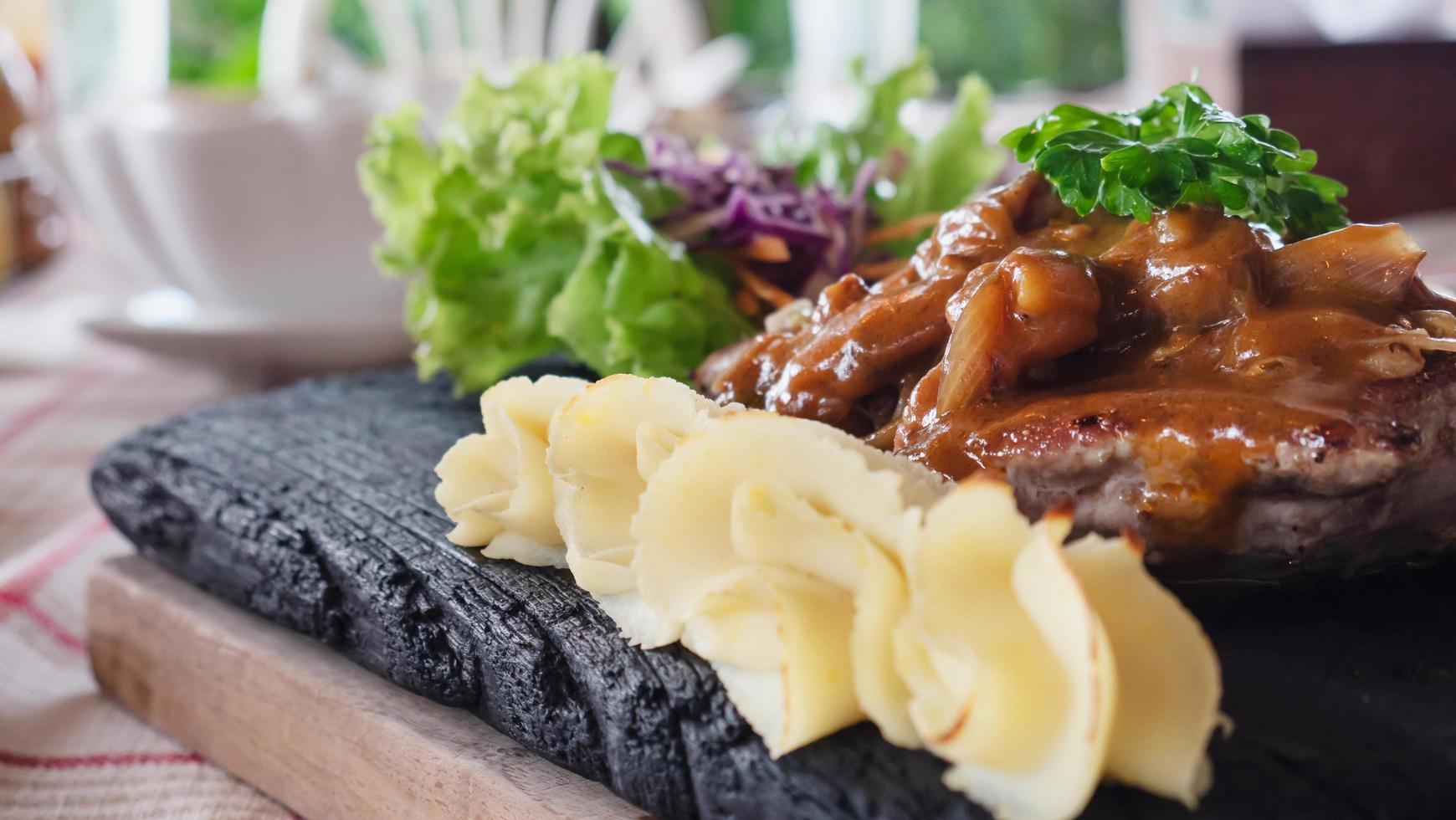 recept voor varkenssteak - heerlijke biefstuk, een internationaal gerecht voor de familie, voor gebruik op de achtergrond foto