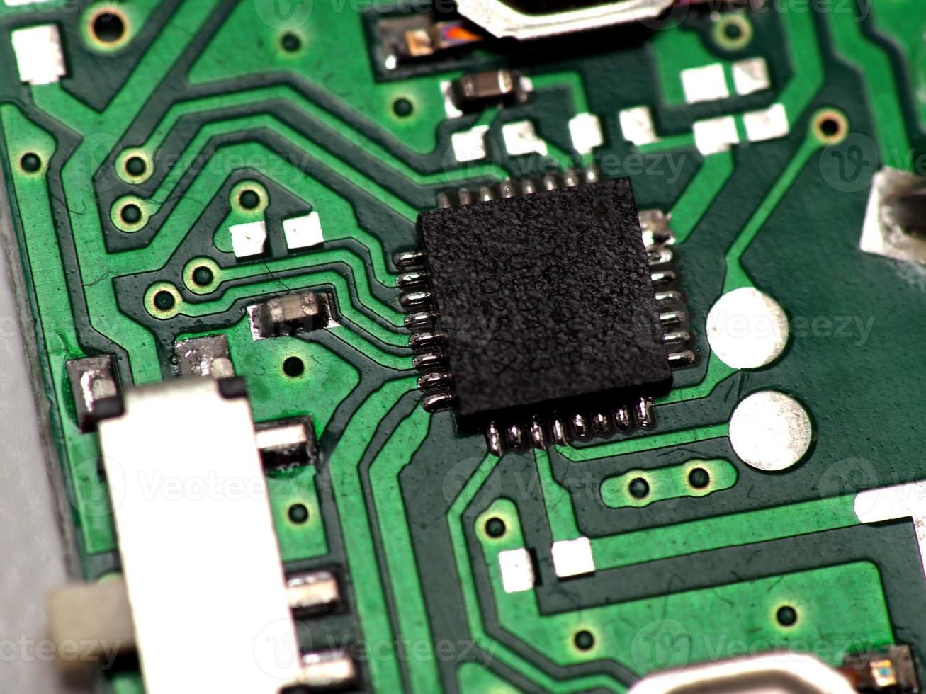 groene printplaat pcb met enkele smd-componenten en chips voor oppervlaktemontage; foto