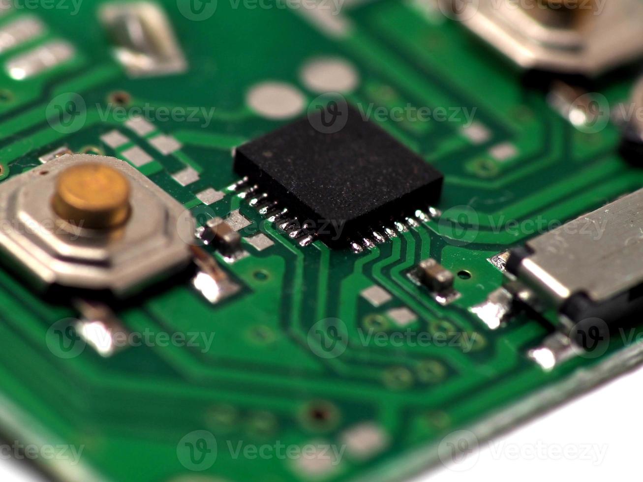 groene printplaat pcb met enkele smd-componenten en chips voor oppervlaktemontage; foto