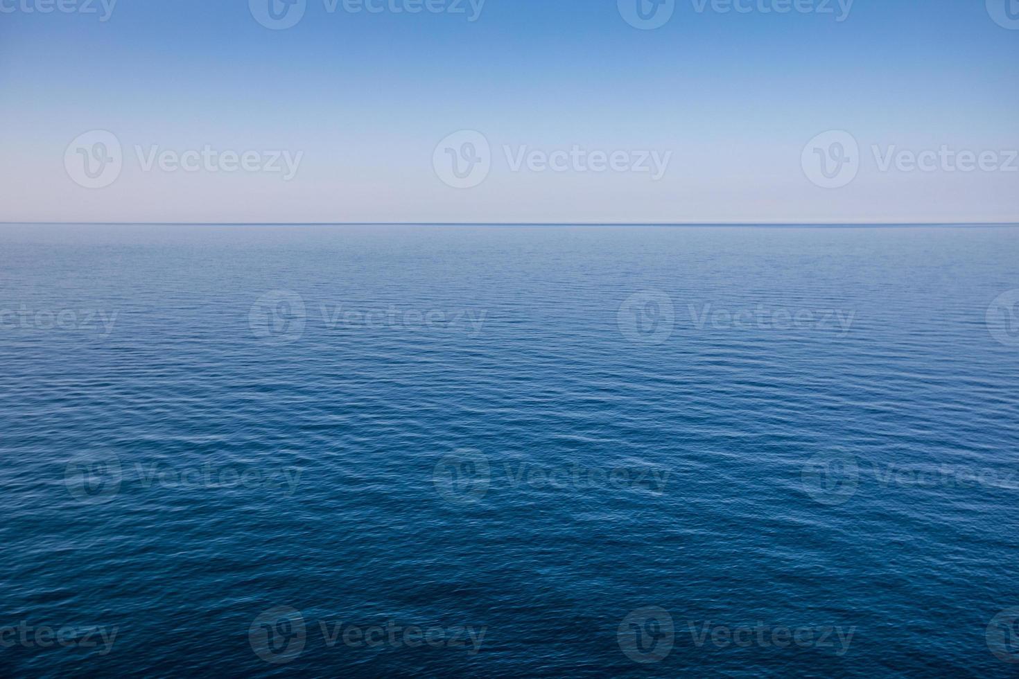 blauwe oceaan of zeewater horizon foto