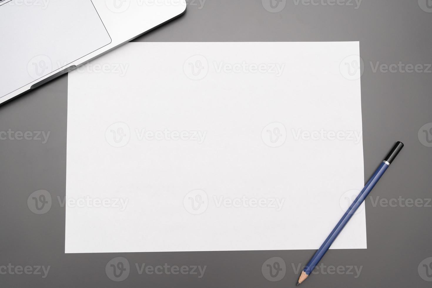 kantoor tafel blanco papier met potlood. het blanco papier kan worden gebruikt om wat tekst of afbeeldingen te plaatsen. foto