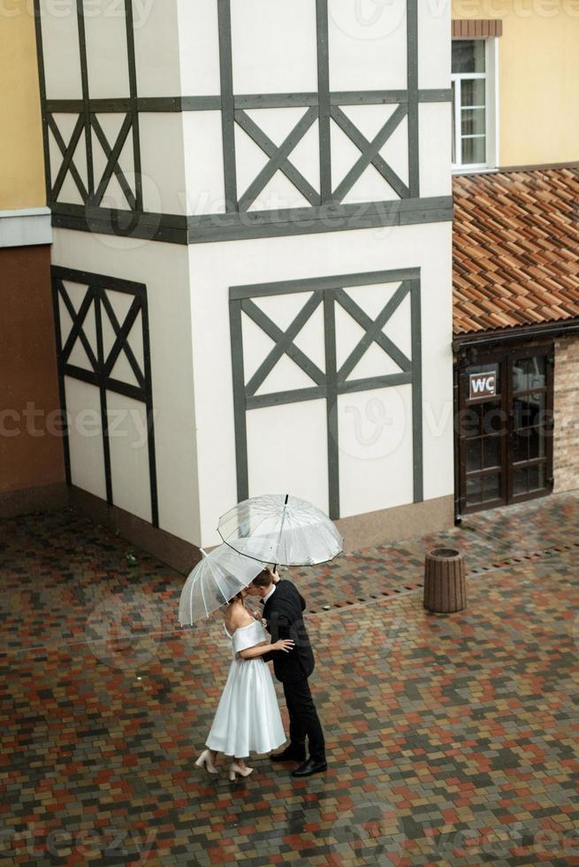 jong koppel bruid en bruidegom in een witte korte jurk foto