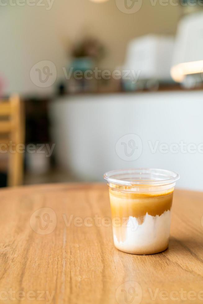 vieze koffie - een glaasje espresso vermengd met koude verse melk foto