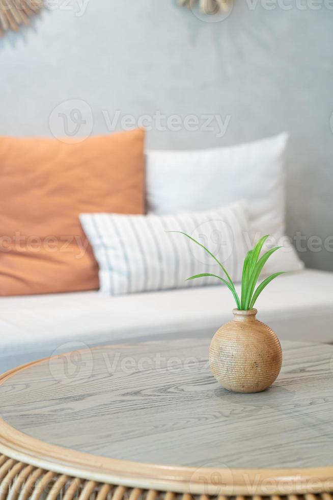 vaas van keramiek of porselein met plantendecoratie op tafel in woonkamer foto