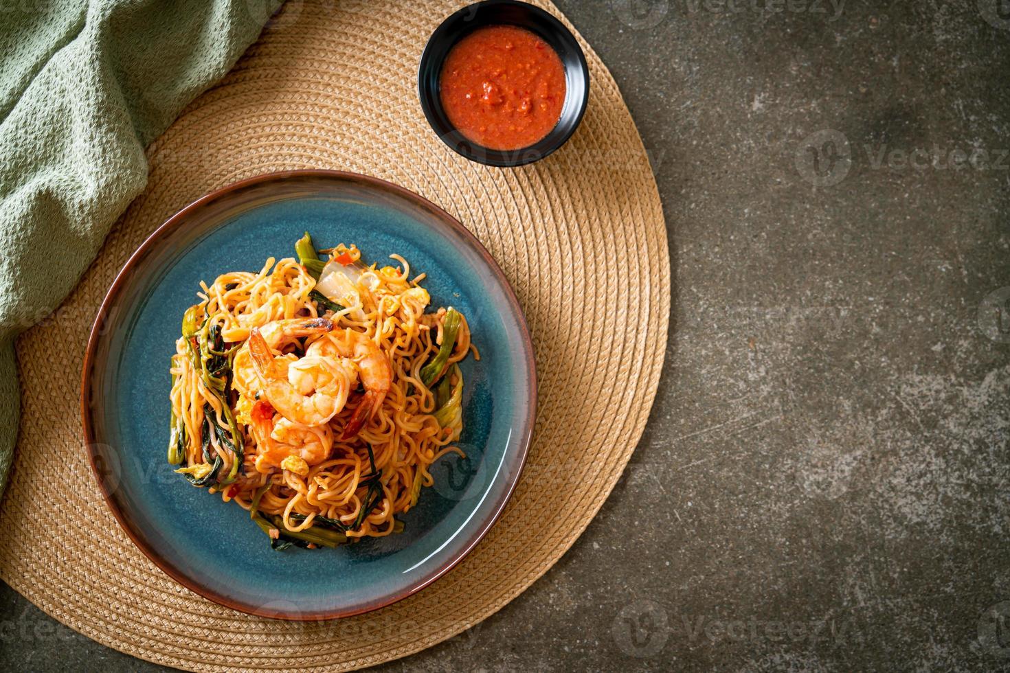 gewokte instant noedels sukiyaki met garnalen foto