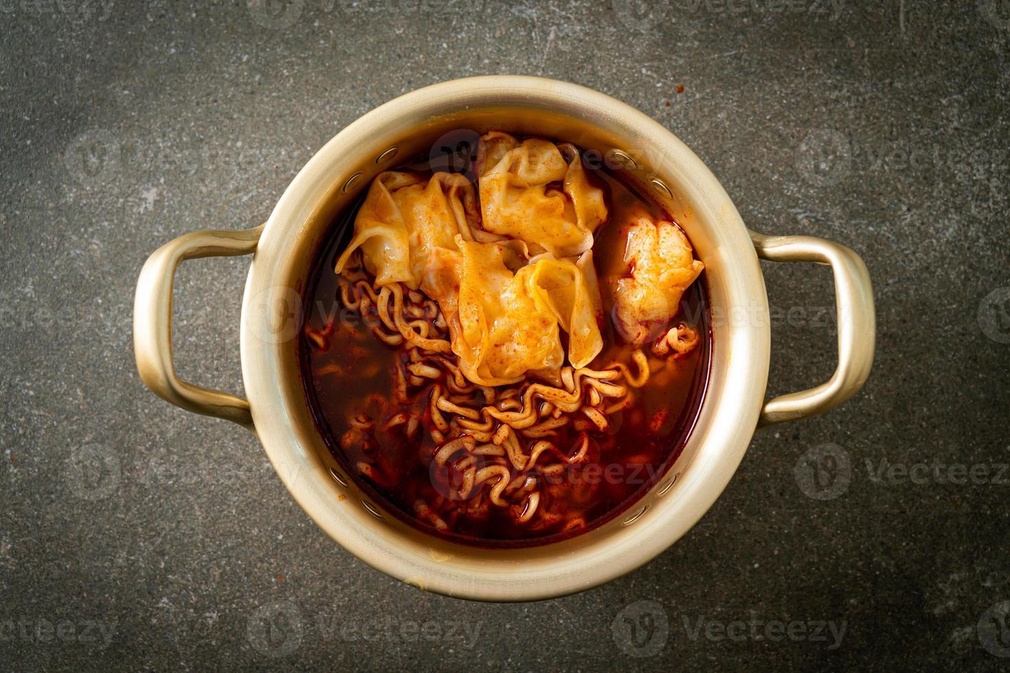 Koreaanse instant noedels met dumplings foto