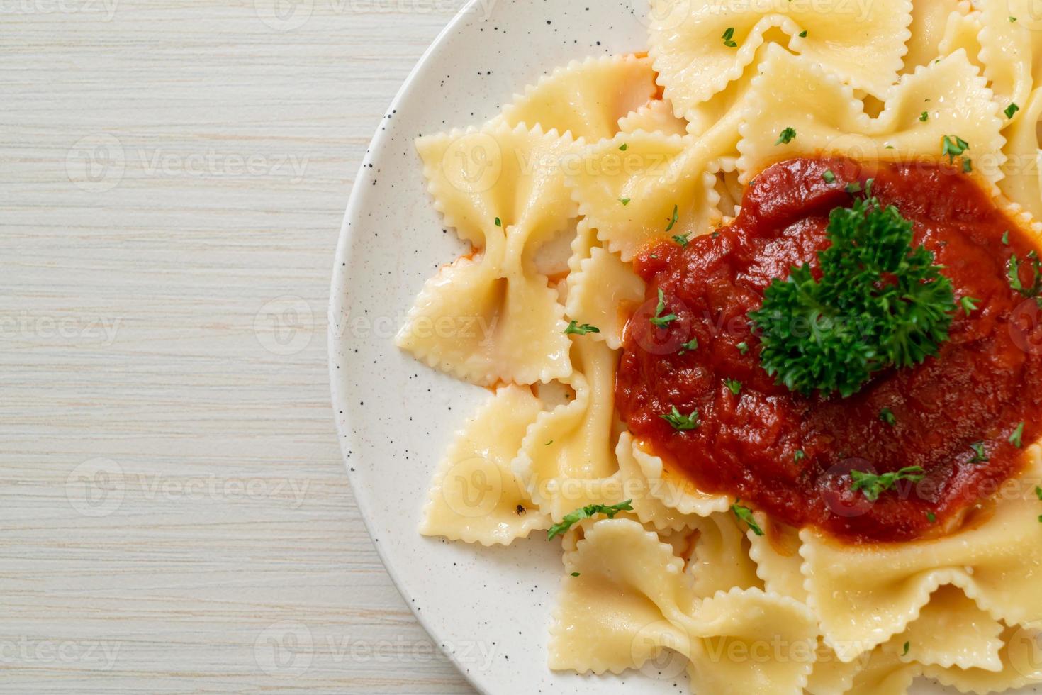 farfalledeegwaren in tomatensaus met peterselie foto