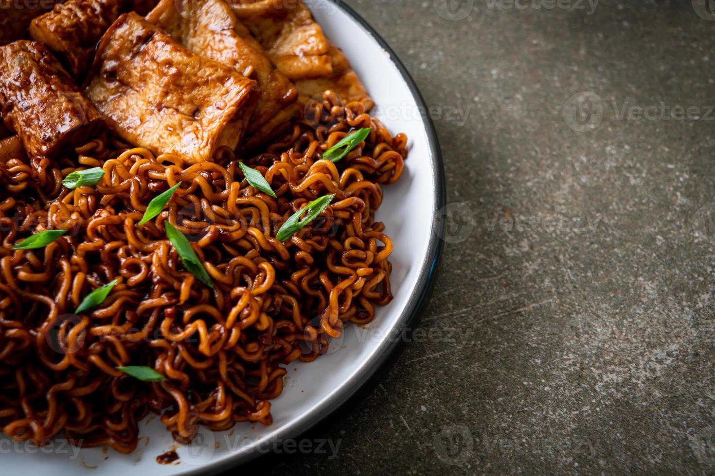 jajangmyeon of jjajangmyeon met odeng en omuk - Koreaanse instant noedels met Koreaanse viscake in zwarte bonensaus foto