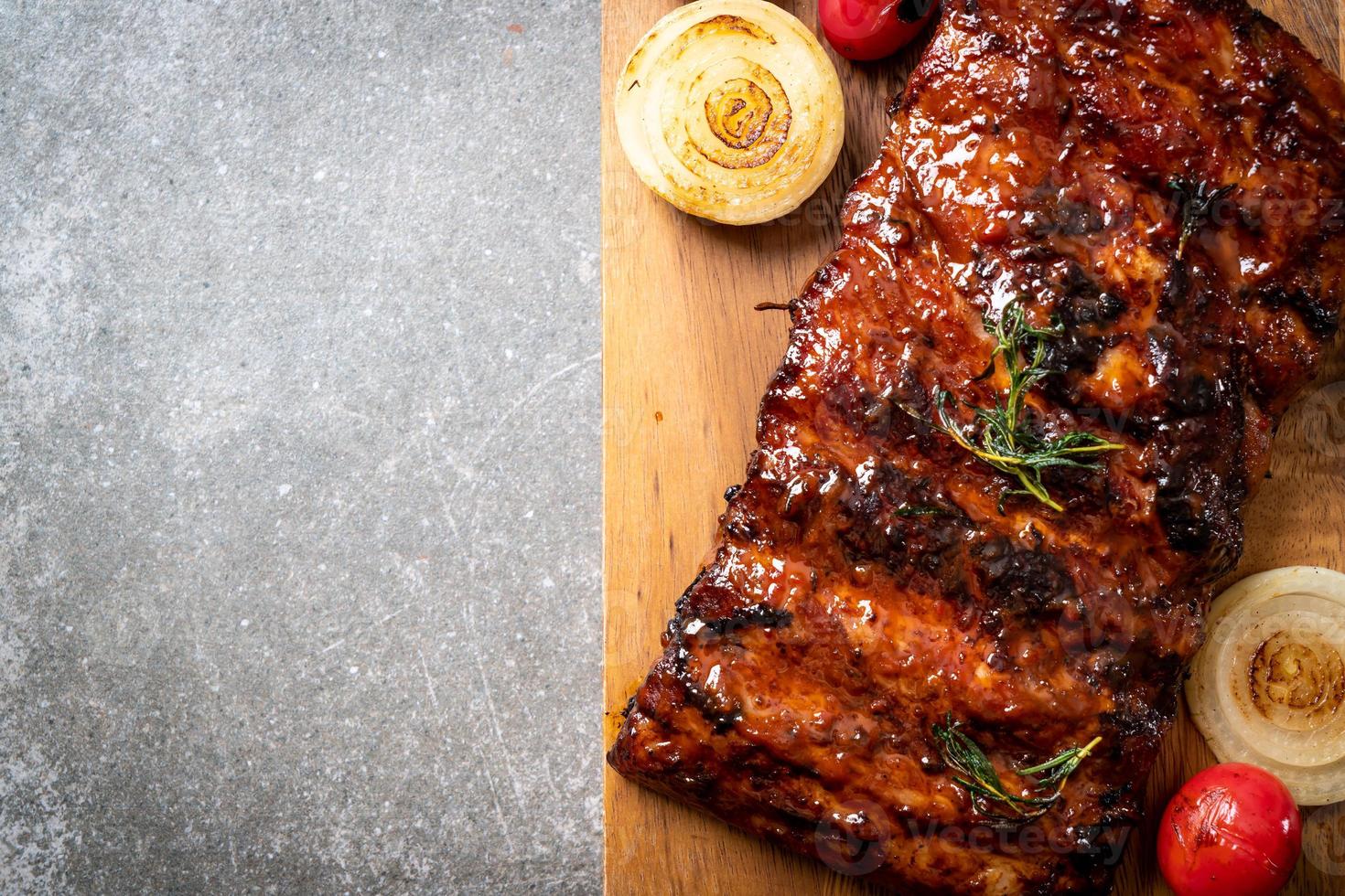 gegrilde barbecue ribbetjes varkensvlees foto