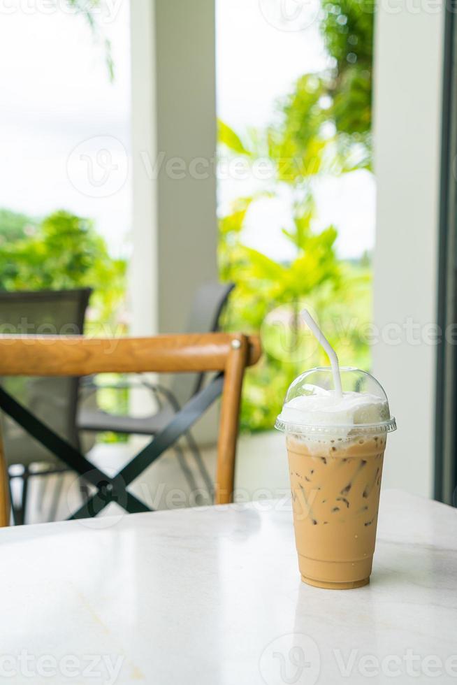 iced cappuccino koffie glas op tafel foto