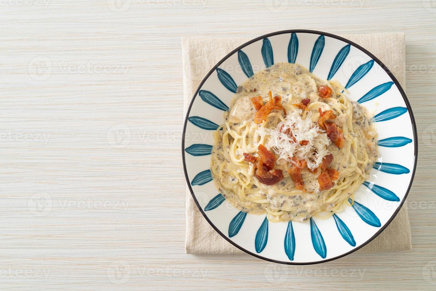 spaghetti met truffelroomsaus en champignons foto